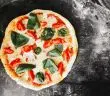 Comment cuire une pizza décongelée ?